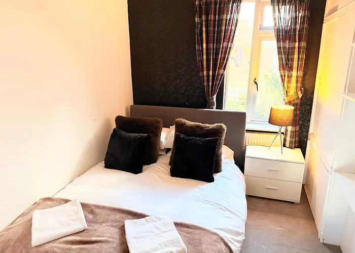 Amazing 3 Bedroom Property, Smart Tv, 5G Wifi, Free On Street Parking, Close To City Center And Mkm Stadium